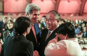 Uiteindelijk ligt dan toch weer de uitgestoken hand van John Kerry in die van de Chinese klimaatonderhandelaar Xie Zhenhua