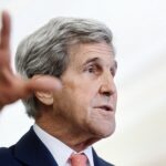 Klimaatgezant John Kerry vliegt liever privé